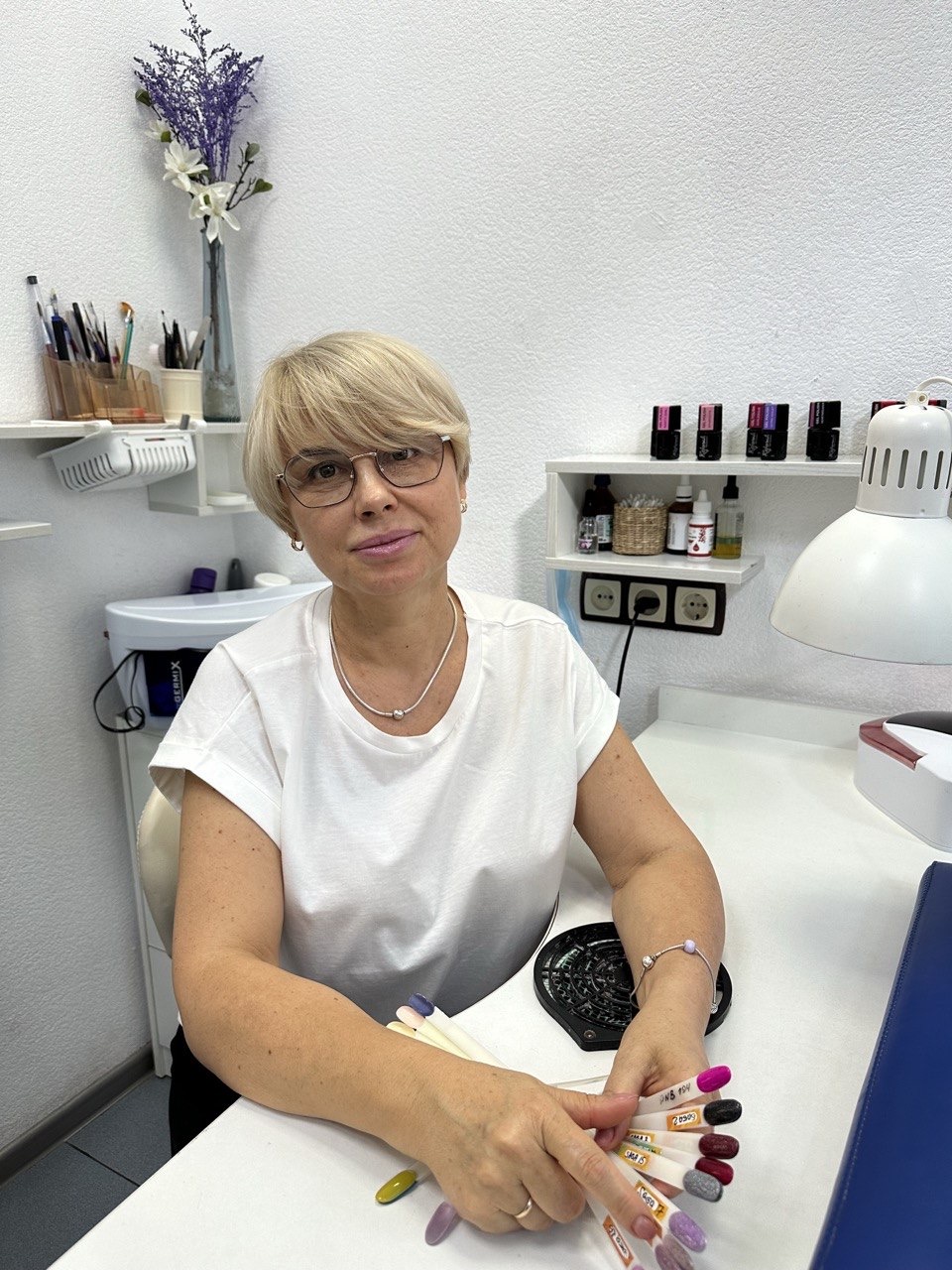 Майстер манікюру Ірина з палітрою гель-лаків — Київ
